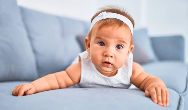 Schattige Baby Liggend Bank Thuis Pasgeboren Ontspannen Rusten Comfortabel — Stockfoto