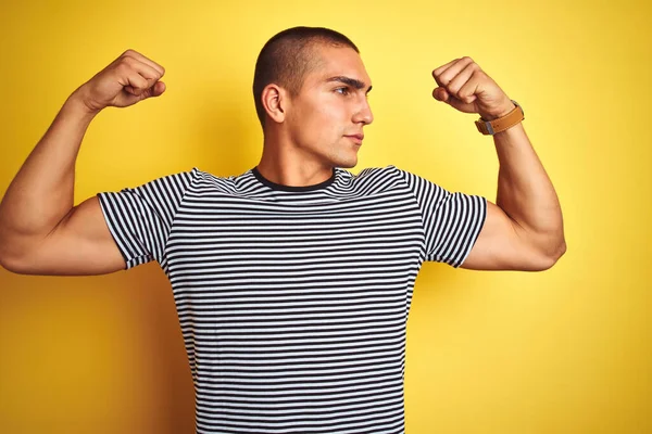 Homem Bonito Jovem Vestindo Shirt Listrada Sobre Fundo Isolado Amarelo — Fotografia de Stock