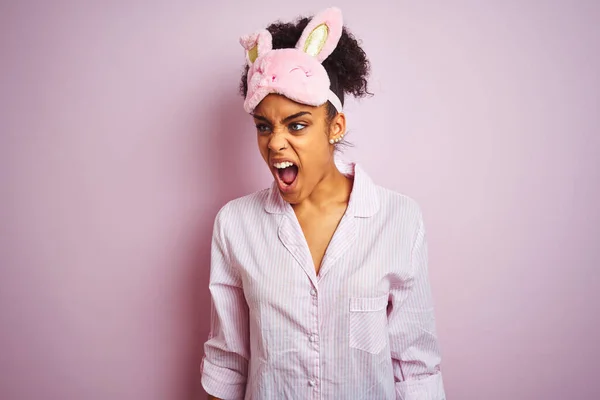 Fiatal Afro Amerikai Pizsamában Maszkban Elszigetelt Rózsaszín Háttér Dühös Őrült — Stock Fotó