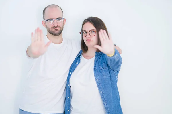Genç Çift Birlikte Gözlük Takıyor Beyaz Arka Planda Açık Elle — Stok fotoğraf