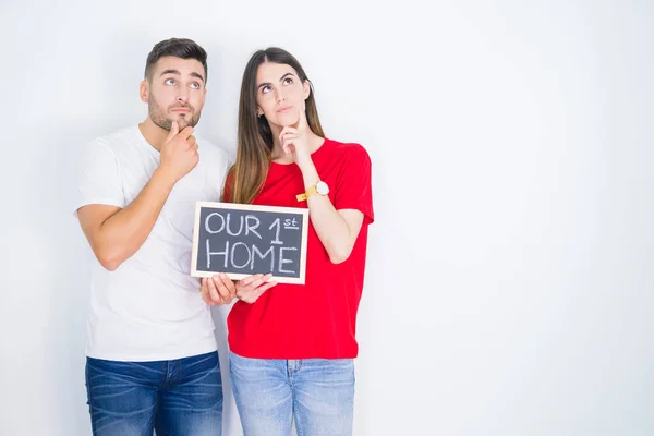 Jovem Belo Casal Segurando Quadro Negro Com Novo Texto Casa — Fotografia de Stock