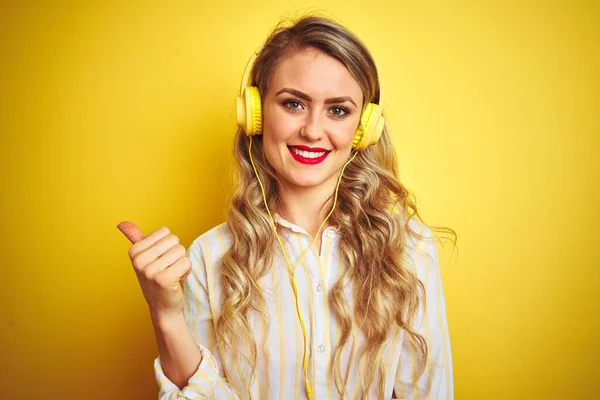 Joven Mujer Hermosa Escuchando Música Usando Auriculares Sobre Fondo Aislado —  Fotos de Stock