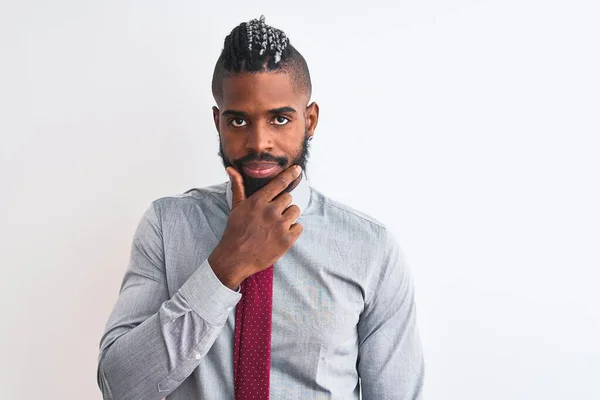 Empresário Afro Americano Com Tranças Usando Gravata Sobre Fundo Branco — Fotografia de Stock