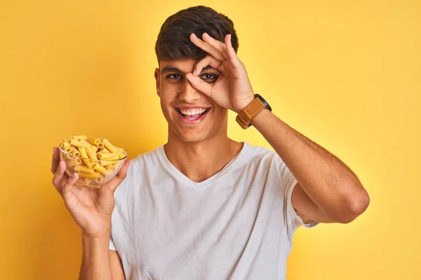 Joven Hombre Indio Sosteniendo Tazón Con Pasta Seca Pie Sobre — Foto de Stock