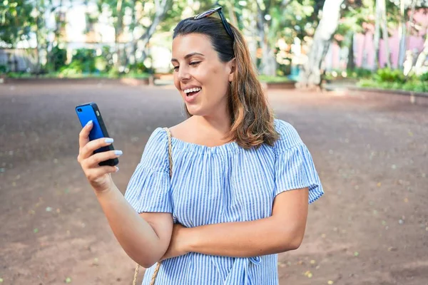 Young Beatiful Woman Smiling Happy Cheerful Green Park Using Smartphone — ストック写真