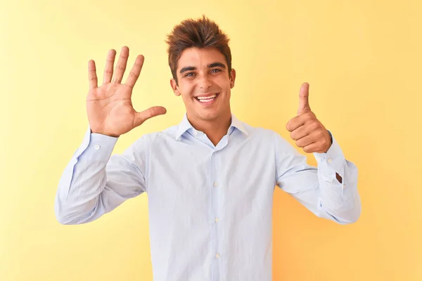 Junger Gutaussehender Geschäftsmann Trägt Elegantes Hemd Über Isoliertem Gelben Hintergrund — Stockfoto