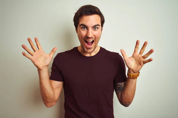 Homem Bonito Jovem Com Tatuagem Vestindo Camiseta Casual Roxo Sobre — Fotografia de Stock