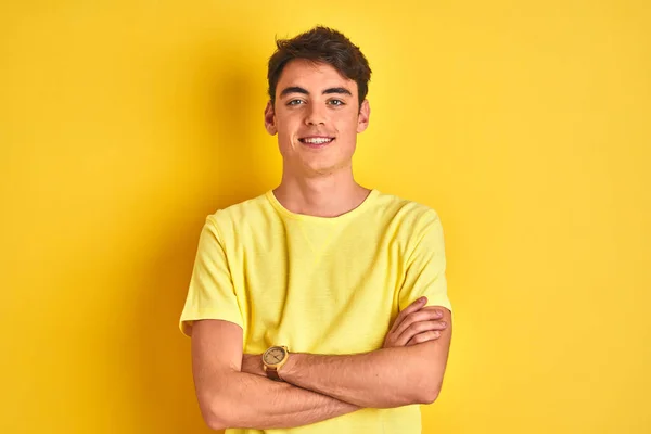 Adolescente Niño Vistiendo Camiseta Amarilla Sobre Fondo Aislado Cara Feliz —  Fotos de Stock