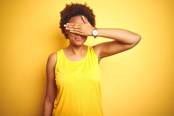Beauitul Afro Amerikan Kadını Izole Edilmiş Sarı Arka Plan Üzerine — Stok fotoğraf