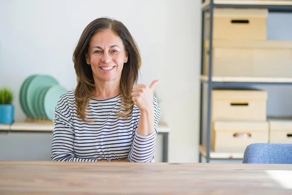 Femme Âgée Âge Moyen Assis Table Maison Souriant Avec Visage — Photo