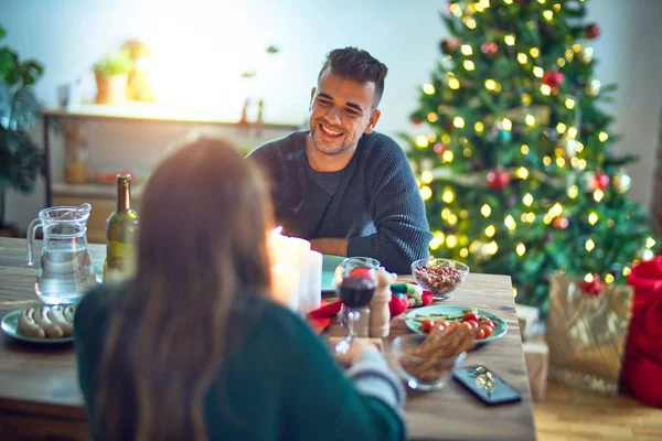 Joven Hermosa Pareja Sonriendo Feliz Confiada Comer Comida Celebrando Navidad —  Fotos de Stock