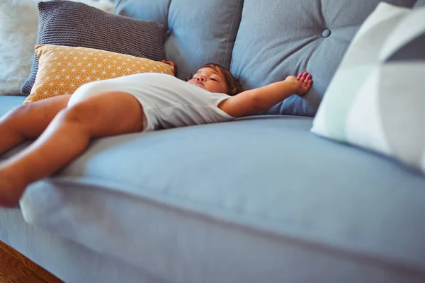 Schöne Kleinkind Kind Mädchen Trägt Weißen Body Liegend Auf Dem — Stockfoto