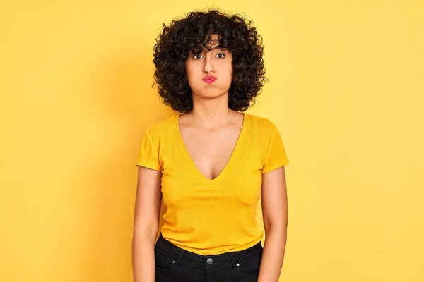 Ung Arabiska Kvinna Med Lockigt Hår Bär Shirt Stående Över — Stockfoto