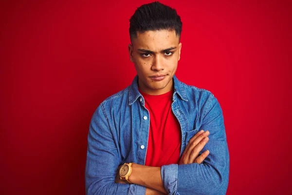 Joven Brasileño Con Camisa Vaquera Pie Sobre Fondo Rojo Aislado —  Fotos de Stock