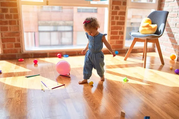 Schöne Kaukasische Säugling Spielt Mit Spielzeug Bunten Spielzimmer Fröhlich Und — Stockfoto