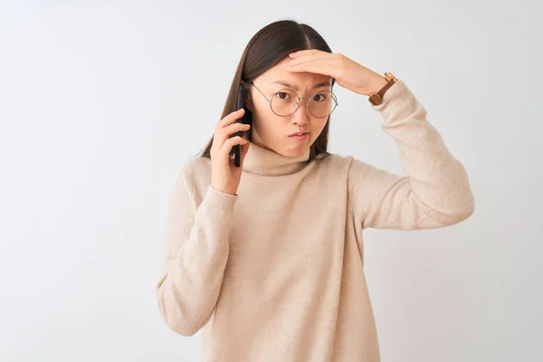 Joven Mujer China Hablando Teléfono Inteligente Sobre Fondo Blanco Aislado —  Fotos de Stock