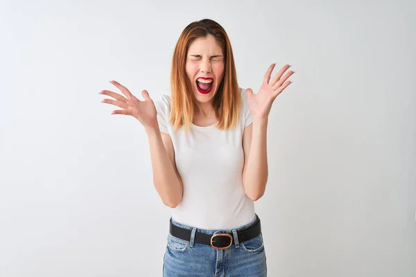 Schöne Rothaarige Frau Lässigem Shirt Die Vor Isoliertem Weißen Hintergrund — Stockfoto