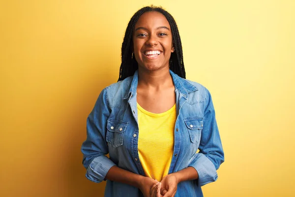 Mujer Afroamericana Joven Con Camisa Mezclilla Pie Sobre Fondo Amarillo — Foto de Stock