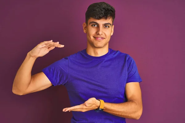 Молодой Индиец Футболке Стоящей Изолированном Фиолетовом Фоне Жестикулирует Руками Показывая — стоковое фото