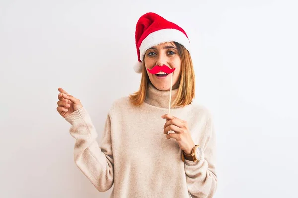 Mulher Ruiva Bonita Usando Chapéu Natal Vestindo Bigode Fingir Sobre — Fotografia de Stock