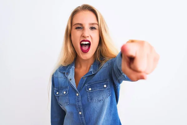 Joven Hermosa Mujer Con Camisa Vaquera Casual Pie Sobre Fondo — Foto de Stock