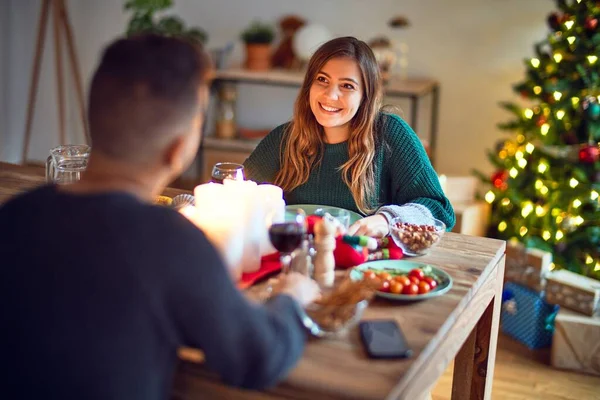 Jeune Beau Couple Souriant Heureux Confiant Manger Nourriture Célébrant Noël — Photo