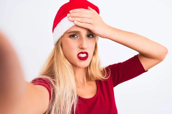 头戴圣诞圣诞圣诞圣诞礼帽的女人在孤立的白色背景下 用相机自拍 手牵着手 满脸羞愧和惊讶 愤怒和沮丧 恐惧和因错误而烦恼 — 图库照片