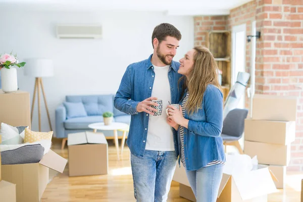 Ungt par koppla av från att flytta till ett nytt hus dricka ett kaff — Stockfoto