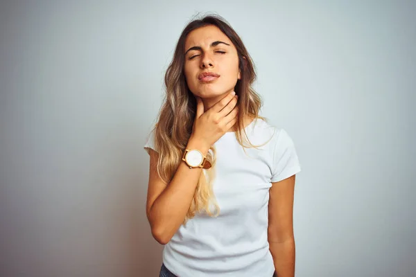 Jovem Mulher Bonita Vestindo Casual Shirt Branca Sobre Fundo Isolado — Fotografia de Stock