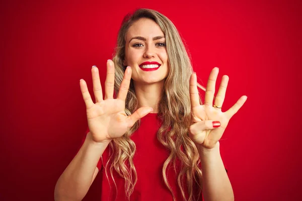 Ung Vacker Kvinna Bär Grundläggande Shirt Stående Över Röd Isolerad — Stockfoto
