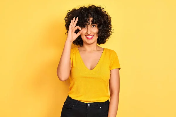 Young Arab Woman Curly Hair Wearing Shirt Standing Isolated Yellow — Stock Photo, Image