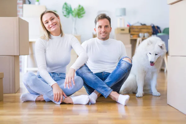 Joven Hermosa Pareja Con Perro Sentado Suelo Nuevo Hogar Alrededor — Foto de Stock