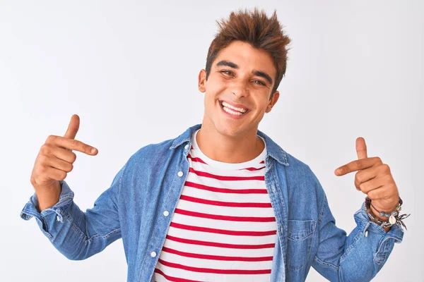 Homem Bonito Jovem Vestindo Camiseta Listrada Camisa Jeans Sobre Fundo — Fotografia de Stock