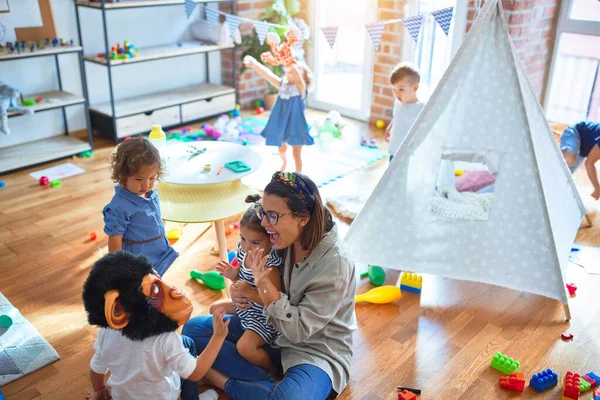 Schöne Lehrerin Und Kleinkindgruppe Spielen Kindergarten Viel Spielzeug — Stockfoto