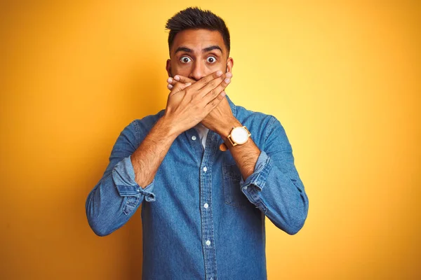 Jovem Índio Vestindo Camisa Jeans Sobre Fundo Amarelo Isolado Chocou — Fotografia de Stock