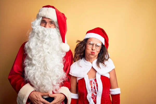 Paar Mittleren Alters Weihnachtsmannkostüm Und Mit Brille Vor Isoliertem Gelbem — Stockfoto