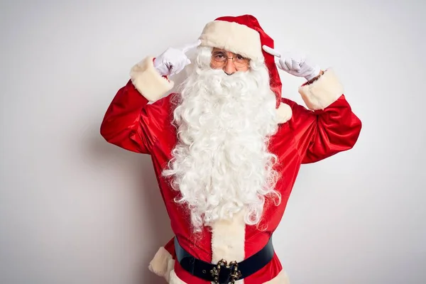 中年男子穿着圣诞老人的服装 站在孤独的白色背景上微笑着 用双手指指着头 很好的主意或想法 好的记忆力 — 图库照片