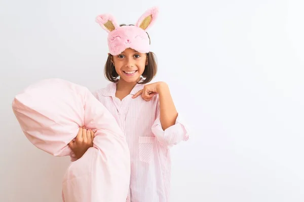 Enfant Fille Portant Masque Sommeil Pyjama Tenant Oreiller Sur Fond — Photo