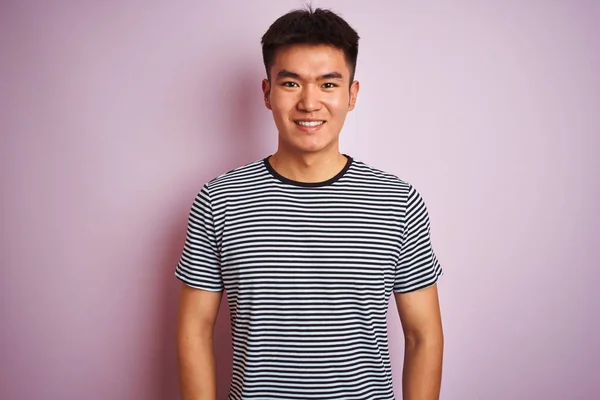 Jovem Asiático Chinês Homem Vestindo Listrado Shirt Sobre Isolado Rosa — Fotografia de Stock
