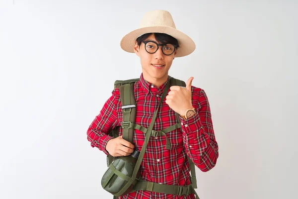 Caminante Chino Hombre Con Mochila Comedor Gafas Sombrero Sobre Fondo — Foto de Stock