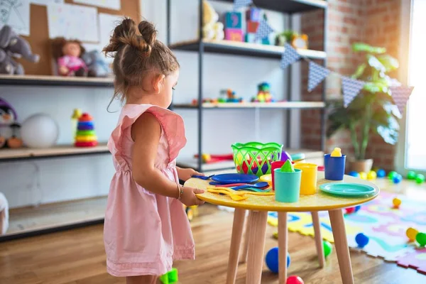 Jovem Linda Criança Brincando Com Talheres Brinquedos Comida Mesa Kindergaten — Fotografia de Stock