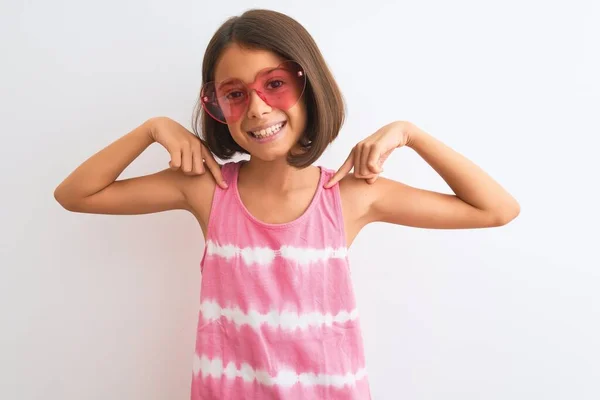 Giovane Bella Bambina Indossa Shirt Rosa Occhiali Sole Sfondo Bianco — Foto Stock