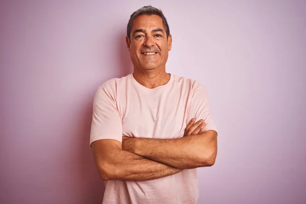 Hombre Guapo Mediana Edad Con Camiseta Pie Sobre Fondo Rosa — Foto de Stock