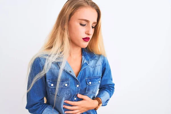 Mulher Bonita Nova Vestindo Camisa Ganga Casual Sobre Fundo Branco — Fotografia de Stock