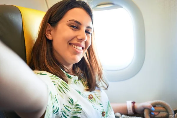Jovem Viajante Mulher Sentada Dentro Avião Aeroporto Com Vista Para — Fotografia de Stock