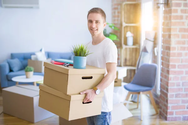 Homem Feliz Com Caixas Movendo Para Casa Nova — Fotografia de Stock