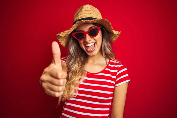 Mujer Hermosa Joven Con Gafas Sol Sombrero Verano Sobre Fondo —  Fotos de Stock