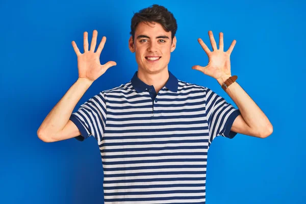Adolescent Garçon Portant Casual Shirt Debout Sur Bleu Isolé Fond — Photo