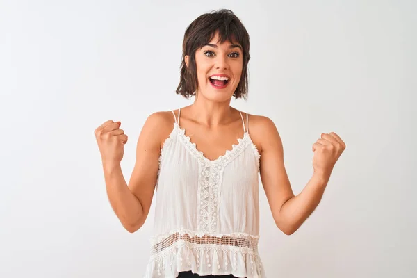 Mujer Hermosa Joven Que Usa Una Camiseta Casual Verano Pie — Foto de Stock