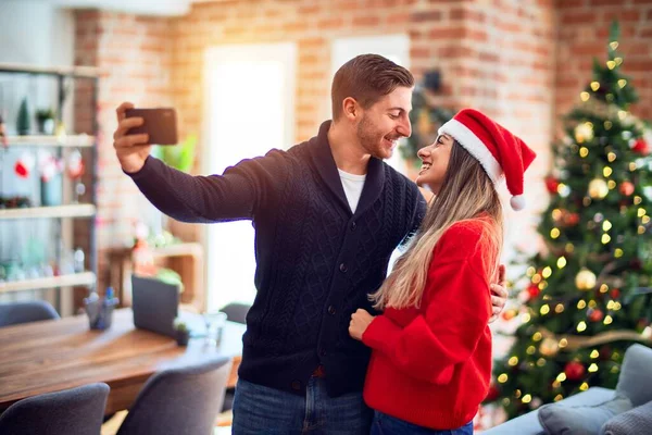 Mladý Krásný Pár Šťastně Sebevědomě Usmívá Stojící Objímání Aby Selfie — Stock fotografie